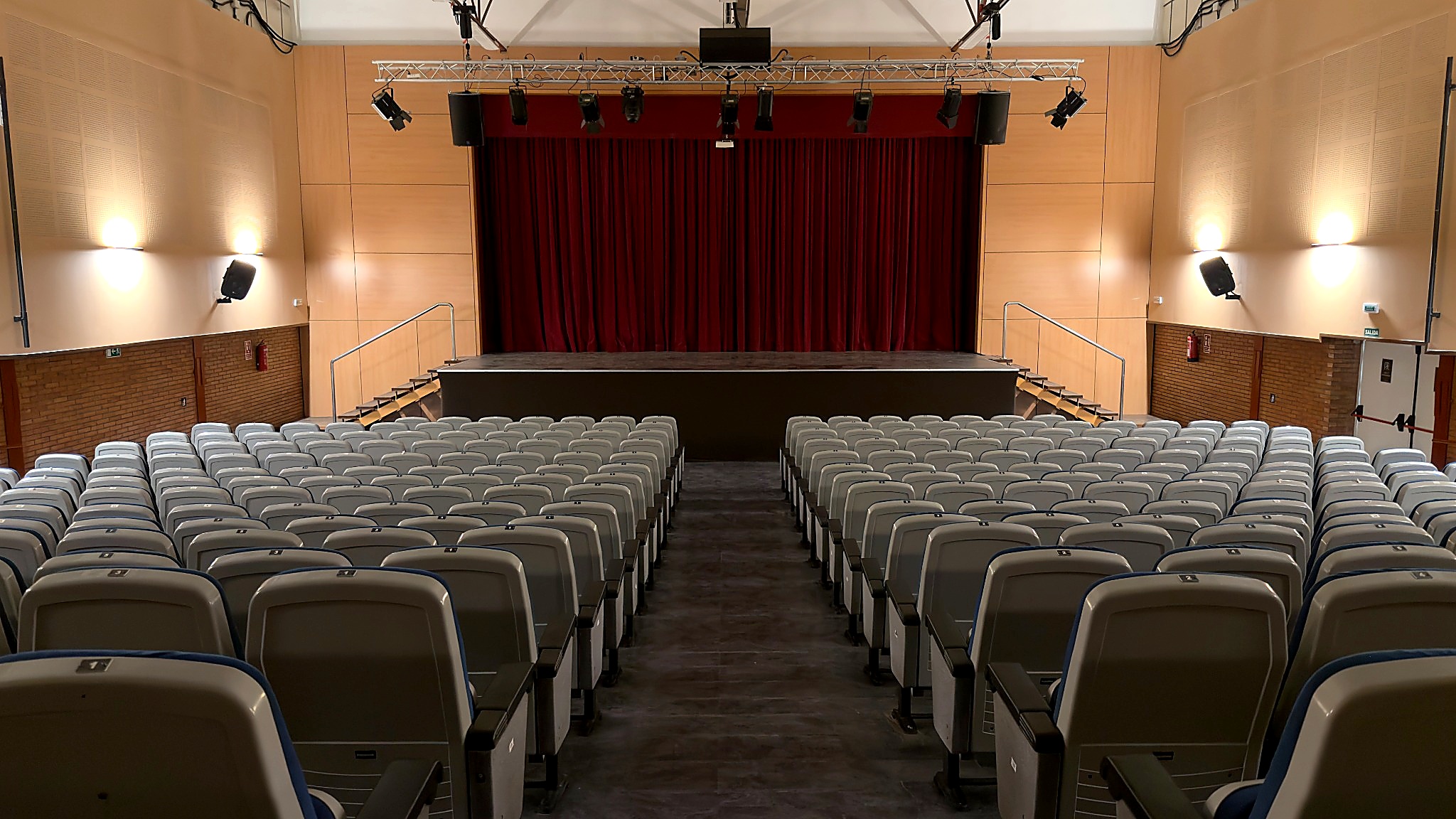 Patio de butacas y escenario del Teatro María Auxiliadora